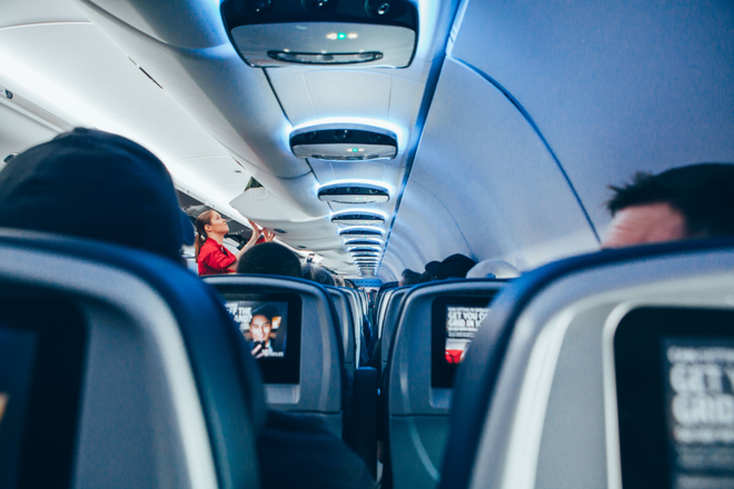 Chỗ ngồi nào là an toàn nhất trên máy bay? Các chuyên gia đã có câu trả lời - Ảnh 1.