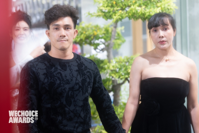 Võ sĩ Nguyễn Trần Duy Nhất tay trong tay với bà xã tại thảm đỏ WeChoice, ấn tượng đặc biệt với thông điệp dám đam mê, dám rực rỡ - Ảnh 3.