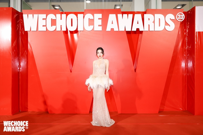 Thuỳ Tiên đẹp lộng lẫy tại WeChoice Awards 2023, làn da qua cam thường ra sao mà hút hơn nửa triệu lượt xem? - Ảnh 2.