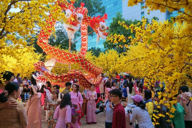 Hàng nghìn người chen chân check in Tết tại Phố ông đồ - Ảnh 8.