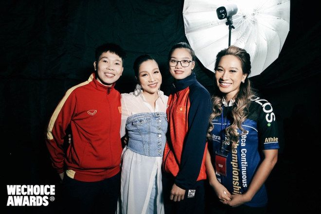 Hé lộ ảnh hậu trường 4 cô gái vàng của thể thao Việt Nam giao lưu cùng Diva Mỹ Linh, hoa hậu Hương Giang, Hoà Minzy - Ảnh 1.
