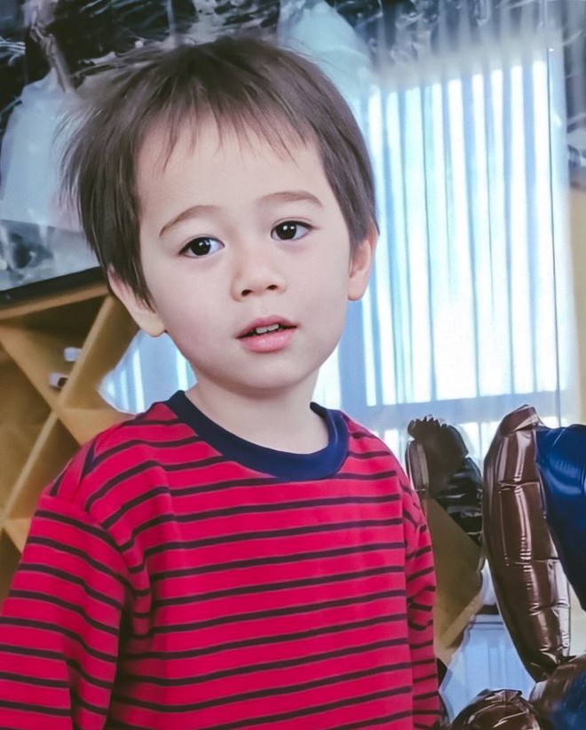Qu&yacute; tử thừa kế gần 7000 tỷ nh&agrave; Chompoo Araya g&acirc;y sốt với visual so&aacute;i ca nh&iacute;, c&ograve;n được v&iacute; như Mario Maurer - Ảnh 9.