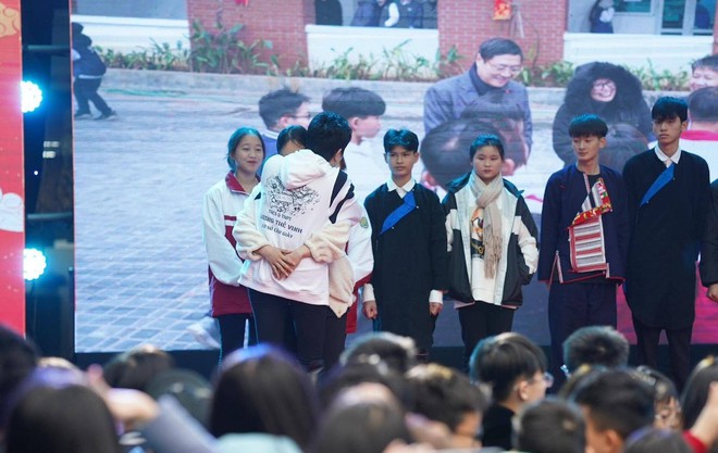 Nghẹn l&ograve;ng trước c&acirc;u hỏi của c&ocirc; hiệu ph&oacute; 2.000 đồng c&aacute;c em mua được g&igrave;? - Ảnh 4.