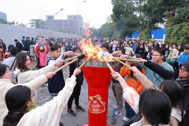 Nghẹn l&ograve;ng trước c&acirc;u hỏi của c&ocirc; hiệu ph&oacute; 2.000 đồng c&aacute;c em mua được g&igrave;? - Ảnh 9.