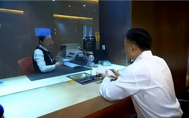 S&aacute;ng gửi tiết kiệm 20 tỷ đồng, trưa nhận th&ocirc;ng b&aacute;o trừ 16 tỷ, người đ&agrave;n &ocirc;ng b&aacute;o ng&acirc;n h&agrave;ng nhưng kh&ocirc;ng ai giải quyết, chiều t&agrave;i khoản chỉ c&ograve;n 2 triệu - Ảnh 1.