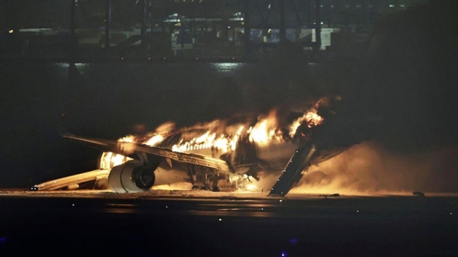 Hành khách thoát chết trên chiếc máy bay chở 379 người bốc cháy kể giây phút tháo chạy ám ảnh cả đời: Khói trong cabin ngột ngạt như địa ngục - Ảnh 4.