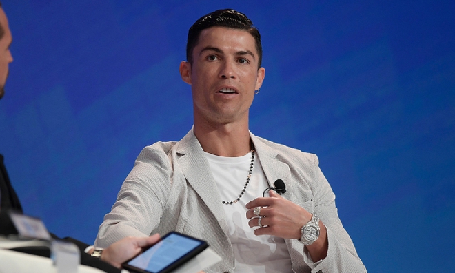 Cậu cả nhà Ronaldo nối gót cha, 10 tuổi đã đeo đồng hồ nạm đầy kim cương chục tỷ - Ảnh 4.