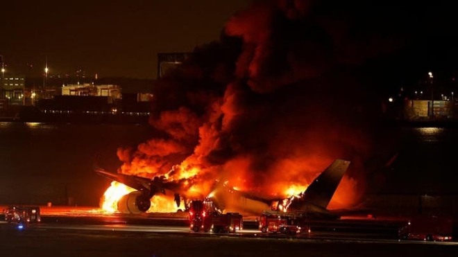 Hành khách thoát chết trên chiếc máy bay chở 379 người bốc cháy kể giây phút tháo chạy ám ảnh cả đời: Khói trong cabin ngột ngạt như địa ngục - Ảnh 3.