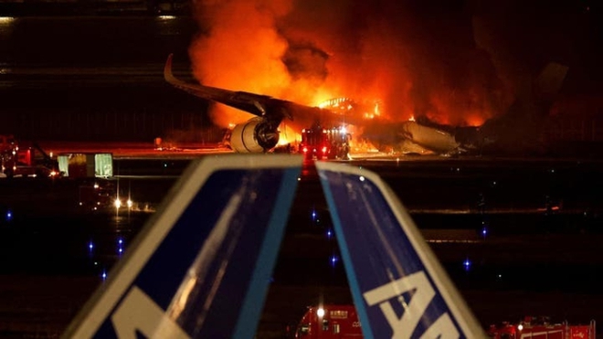 Hành khách thoát chết trên chiếc máy bay chở 379 người bốc cháy kể giây phút tháo chạy ám ảnh cả đời: Khói trong cabin ngột ngạt như địa ngục - Ảnh 2.