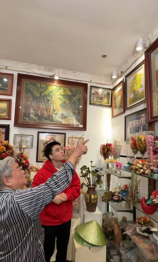 Cháu ngoại tiết lộ căn phòng ngàn đôcủa nghệ nhân ở Hà Nội, là người đầu tiên làm tranh bằng hoa khô trên thế giới - Ảnh 9.