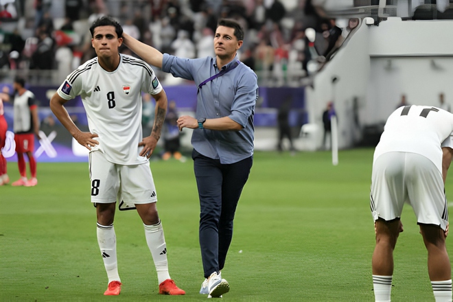 HLV Jesus Casas kể lại giây phút bị dọa đánh sau trận Iraq 2-3 Jordan - Ảnh 1.