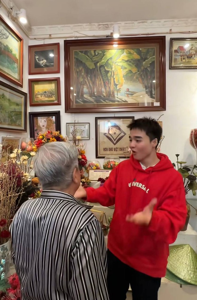 Cháu ngoại tiết lộ căn phòng ngàn đôcủa nghệ nhân ở Hà Nội, là người đầu tiên làm tranh bằng hoa khô trên thế giới - Ảnh 8.