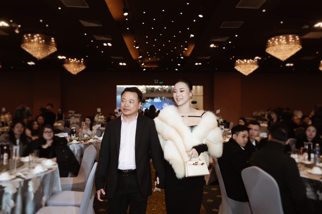 Shark B&igrave;nh khoe ảnh c&ugrave;ng vợ đi YEP c&ocirc;ng ty, Phương Oanh chuẩn d&aacute;ng phu nh&acirc;n tổng t&agrave;i! - Ảnh 2.