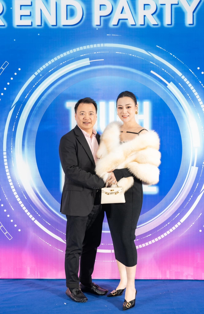 Shark B&igrave;nh khoe ảnh c&ugrave;ng vợ đi YEP c&ocirc;ng ty, Phương Oanh chuẩn d&aacute;ng phu nh&acirc;n tổng t&agrave;i! - Ảnh 1.