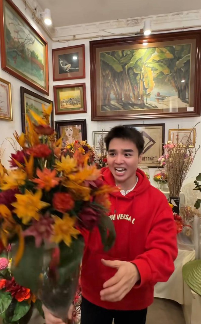 Cháu ngoại tiết lộ căn phòng ngàn đôcủa nghệ nhân ở Hà Nội, là người đầu tiên làm tranh bằng hoa khô trên thế giới - Ảnh 5.