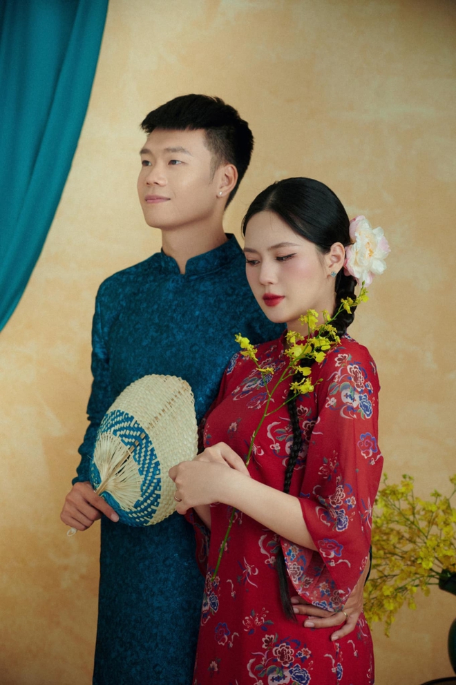 Ngắm trọn bộ ảnh tết nhà Thành Chung và vợ hotgirl Tuyên Quang: Nàng WAG đằm thắm, đúng gái một con trông mòn con mắt - Ảnh 4.