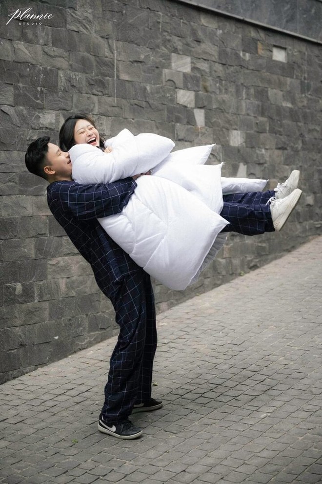 Bộ ảnh cưới với chăn b&ocirc;ng khi H&agrave; Nội r&eacute;t 7 độ C g&acirc;y sốt mạng - Ảnh 2.