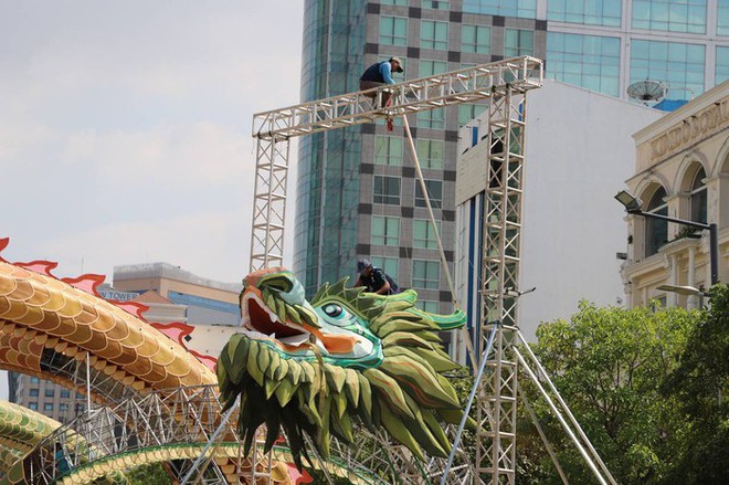 Lộ diện linh vật rồng khổng lồ tr&ecirc;n đường hoa Nguyễn Huệ - Ảnh 3.