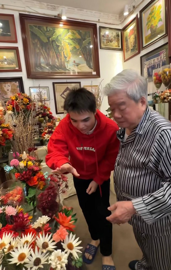 Cháu ngoại tiết lộ căn phòng ngàn đôcủa nghệ nhân ở Hà Nội, là người đầu tiên làm tranh bằng hoa khô trên thế giới - Ảnh 2.