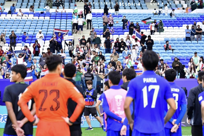 Cầu thủ Thái Lan thất thần sau khi bị loại tiếc nuối tại Asian Cup, HLV lên tiếng xin lỗi người hâm mộ - Ảnh 7.
