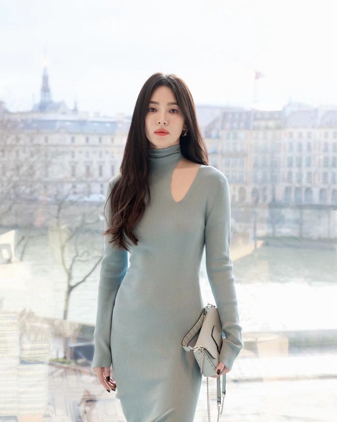 Song Hye Kyo yêu kiều trong bộ váy ôm sát, vóc dáng tuổi ngoài 40 sao lại trẻ trung thế này - Ảnh 1.