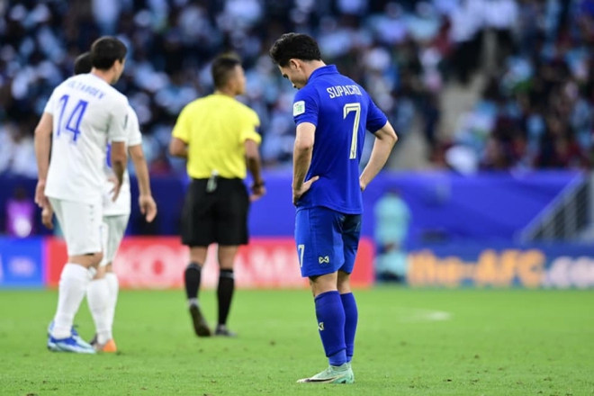 Cầu thủ Thái Lan thất thần sau khi bị loại tiếc nuối tại Asian Cup, HLV lên tiếng xin lỗi người hâm mộ - Ảnh 6.