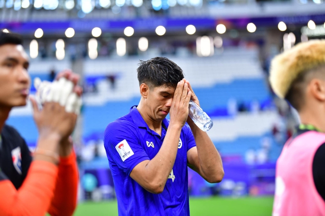 Cầu thủ Thái Lan thất thần sau khi bị loại tiếc nuối tại Asian Cup, HLV lên tiếng xin lỗi người hâm mộ - Ảnh 5.