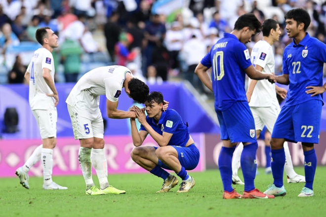 Cầu thủ Thái Lan thất thần sau khi bị loại tiếc nuối tại Asian Cup, HLV lên tiếng xin lỗi người hâm mộ - Ảnh 4.