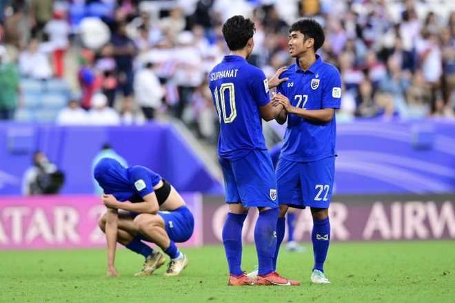 Cầu thủ Thái Lan thất thần sau khi bị loại tiếc nuối tại Asian Cup, HLV lên tiếng xin lỗi người hâm mộ - Ảnh 1.