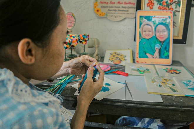 Cô gái tí hon tự tay làm tranh giấy xoắn đón Tết độc đáo bắt mắt - Ảnh 3.