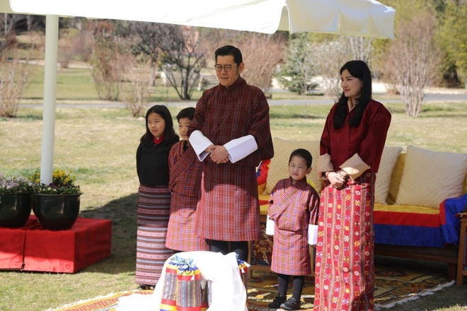 Vợ chồng hoàng hậu vạn người mê của Bhutan đăng ảnh gia đình mừng năm mới, tiểu công chúa 3 tháng tuổi lập tức chiếm spotlight - Ảnh 3.