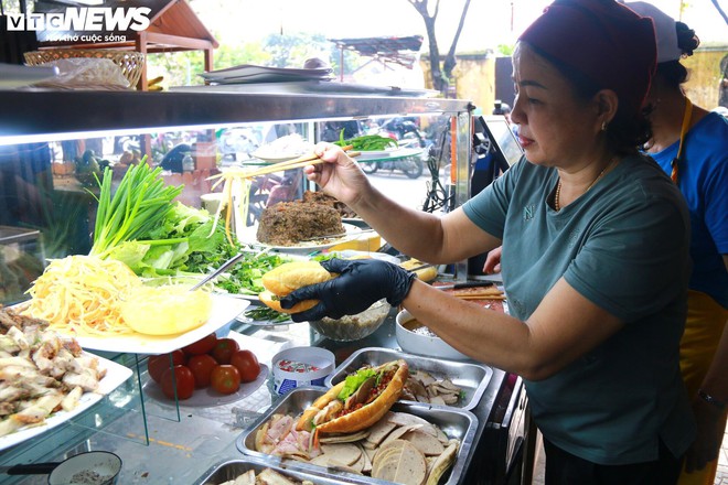 Bánh mì Phượng mở cửa trở lại sau vụ ngộ độc: Thưa thớt thực khách - Ảnh 10.