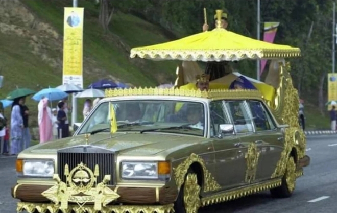 Hoàng tộc của “Hoàng tử tỷ đô Brunei” giàu có cỡ nào? Không phải cung điện vàng ròng, độ xa hoa vượt rất xa hình dung của người thường - Ảnh 1.