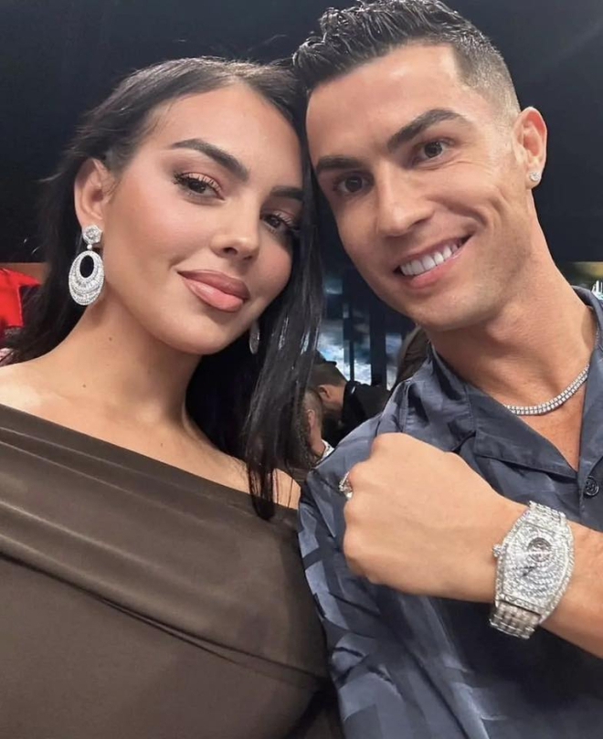 Ronaldo tay trong tay cùng bạn gái Georgina, hạnh phúc đi ăn tối tại tòa nhà cao nhất thế giới - Ảnh 5.