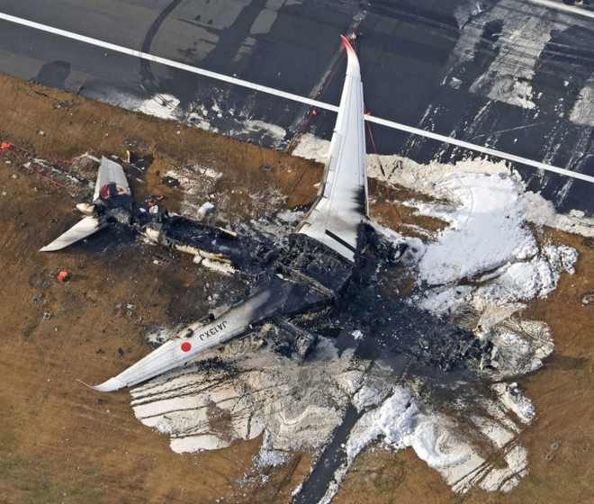 Tiếp viên Japan Airlines yêu cầu 10 người xếp thành vòng tròn ngay sau khi sơ tán, mục đích đằng sau khiến ai cũng trầm trồ - Ảnh 1.