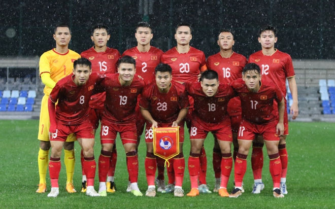 Danh s&aacute;ch ĐT Việt Nam: Rồng ẩn m&igrave;nh hay lời ch&eacute;m gi&oacute; của HLV Troussier? - Ảnh 2.