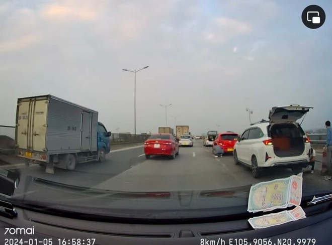 Đang lưu th&ocirc;ng tr&ecirc;n cầu Thanh Tr&igrave;, nhiều xe &ocirc; t&ocirc; bị nổ lốp - Ảnh 1.