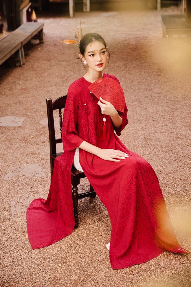 Búp bê sống của Hoa hậu Việt Nam khoe sắc với áo dài xuân - Ảnh 4.