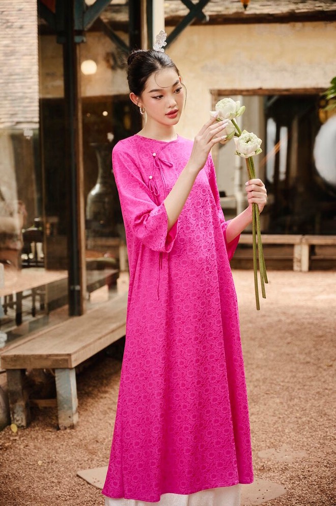 Búp bê sống của Hoa hậu Việt Nam khoe sắc với áo dài xuân - Ảnh 1.