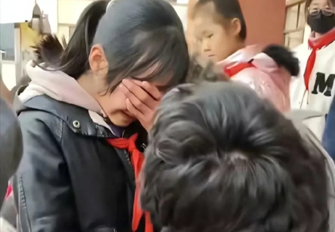 Người đ&agrave;n &ocirc;ng t&agrave;n tật nhặt ve chai quy&ecirc;n g&oacute;p hơn 3,4 tỷ đồng gi&uacute;p đỡ trẻ em: L&agrave;m theo niềm tin c&oacute; được thuở ấu thơ đầy biến cố - Ảnh 6.