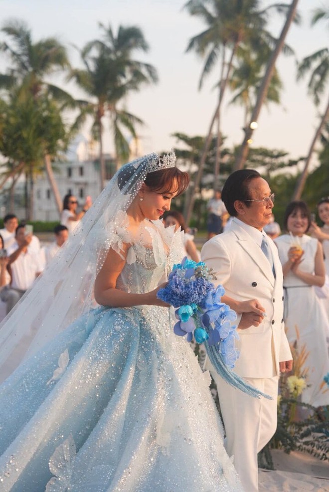 Vân Hugo diện váy cưới đính hàng nghìn viên pha lê trong hôn lễ - Ảnh 4.
