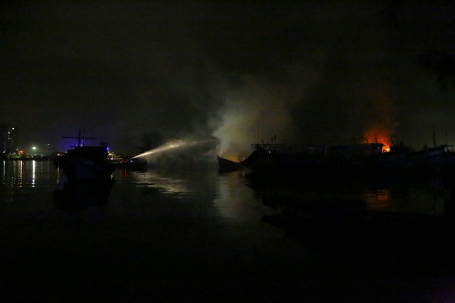 4 tàu cá neo đậu sát nhau bốc cháy ngùn ngụt ở Đà Nẵng - Ảnh 2.