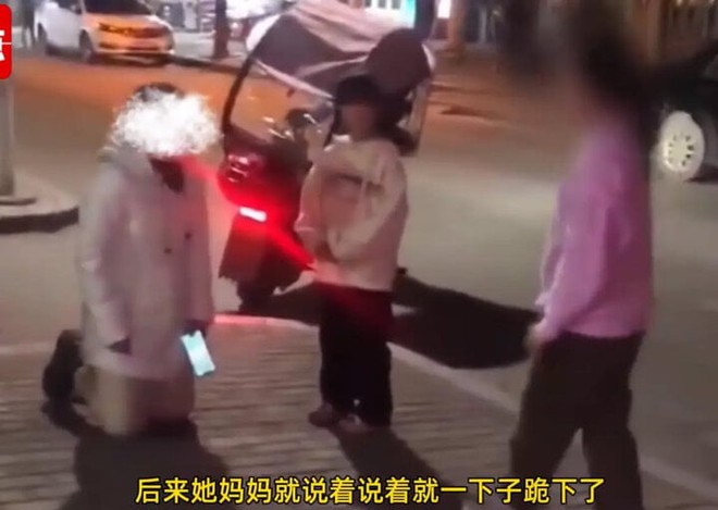 Mẹ quỳ gối van xin con g&aacute;i đi học th&ecirc;m để cải thiện điểm số - Ảnh 1.