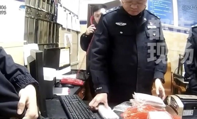 Thu&ecirc; trọ ph&aacute;t hiện t&uacute;i đựng vật lạ, hai c&ocirc; g&aacute;i t&aacute; hỏa mang đến đồn cảnh s&aacute;t, ch&acirc;n tướng m&oacute;n đồ khiến chủ nh&agrave; cảm ơn rối r&iacute;t - Ảnh 4.