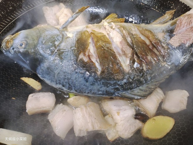 Khi làm món cá kho thì đừng cho 2 loại nguyên liệu này nếu không sẽ phá hỏng mùi vị và 99% mọi người không để ý - Ảnh 6.