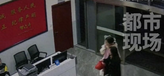 Thu&ecirc; trọ ph&aacute;t hiện t&uacute;i đựng vật lạ, hai c&ocirc; g&aacute;i t&aacute; hỏa mang đến đồn cảnh s&aacute;t, ch&acirc;n tướng m&oacute;n đồ khiến chủ nh&agrave; cảm ơn rối r&iacute;t - Ảnh 3.