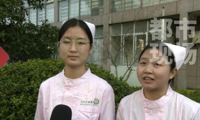 Thu&ecirc; trọ ph&aacute;t hiện t&uacute;i đựng vật lạ, hai c&ocirc; g&aacute;i t&aacute; hỏa mang đến đồn cảnh s&aacute;t, ch&acirc;n tướng m&oacute;n đồ khiến chủ nh&agrave; cảm ơn rối r&iacute;t - Ảnh 1.