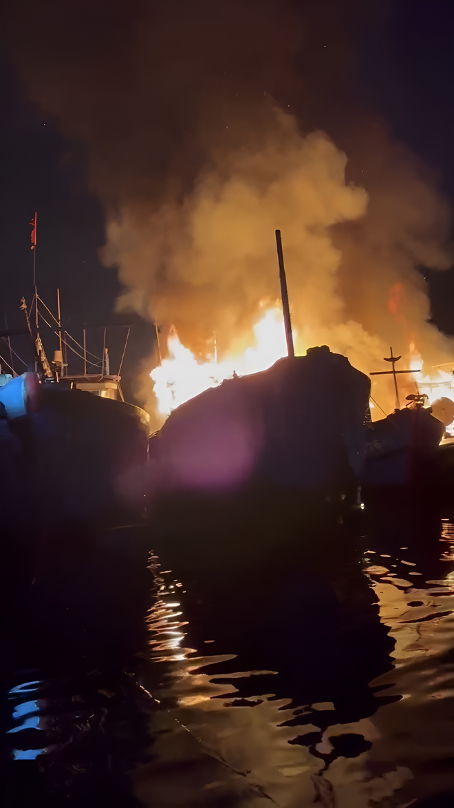 4 tàu cá neo đậu sát nhau bốc cháy ngùn ngụt ở Đà Nẵng - Ảnh 1.