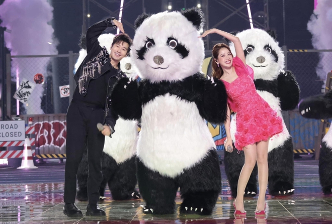Phát sốt khoảnh khắc Chi Pu đọ sắc không thua kém mỹ nhân Hoa ngữ Triệu Lộ Tư tại hậu trường show diễn đón Giao thừa - Ảnh 2.