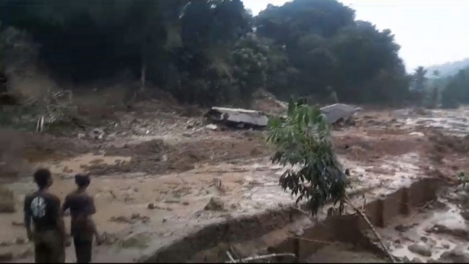 Hàng nghìn người Indonesia sơ tán vì lũ lụt, lở đất nghiêm trọng - Ảnh 1.